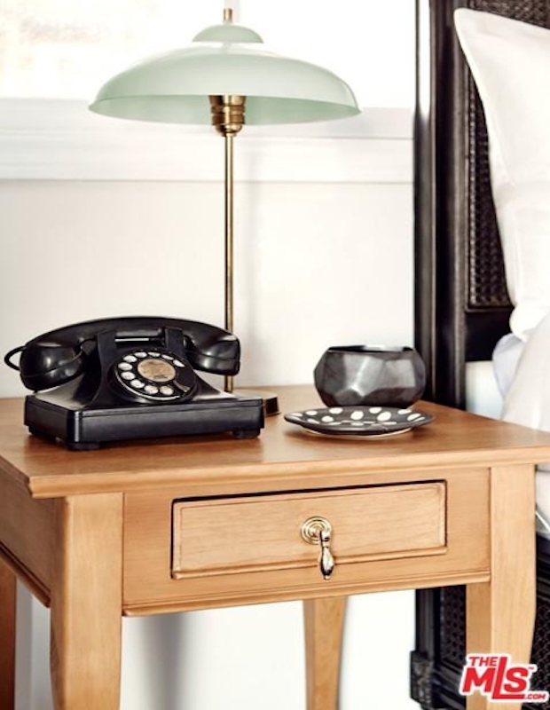 Những món đồ cổ điển, như chiếc điện thoại này, tạo thêm nét đặc sắc cho phòng ngủ chính.