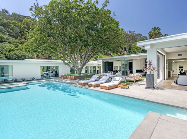 Biệt thự ở Beverly Hills không phải ngôi nhà duy nhất của vợ chồng Cindy Crawford. Cặp đôi còn sở hữu ngôi nhà bên bờ biển Malibu, được mua với giá 60 triệu USD.