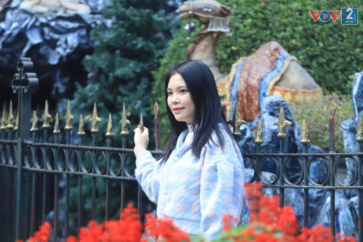 Do dịch Covid-19 và đang tu sửa nên Nhà thờ Lớn năm nay không tổ chức lễ nhưng nhiều người dân thủ đô vẫn tới vui chơi, chụp ảnh.