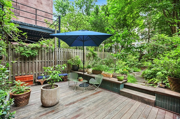 Khu vực sân sau rộng rãi tràn ngập cây xanh tươi là nơi thư giãn yên bình giữa New York tấp nập.