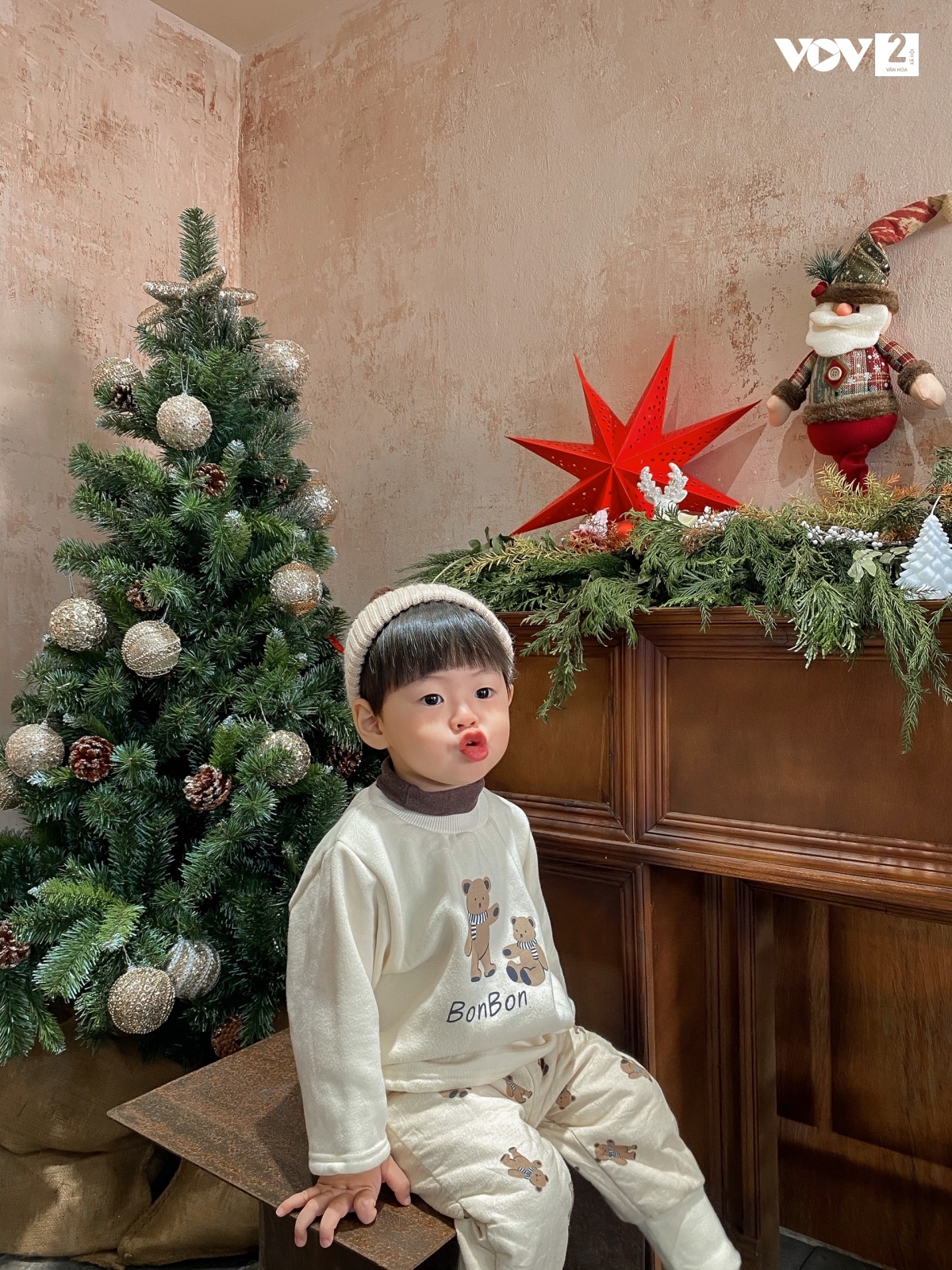 Kiểu tóc mái bằng của con được lấy từ cảm hứng một diễn viên nhí của Hàn Quốc. Các bức hình của con thường xuyên được các cô bạn của bố mẹ vào comment: "Cưng quá nè", "Dễ thương ghê á", "Trời ơi lớn nhanh lên con, cô chờ"