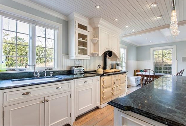 Nhà bếp sang trọng với tông màu trắng chủ đạo. Các vật dụng cần thiết, hiện đại được trang bị đầy đủ trong ngôi nhà. 