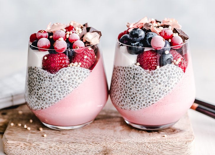 Hạt chia có thể kết hợp với nhiều món ăn như pudding, sinh tố, sữa chua,...