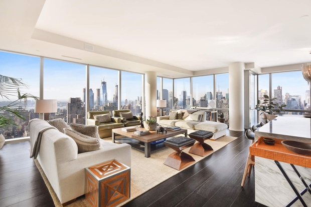 Từ căn hộ trên tầng 48 này có thể nhìn ra sông Hudson và Tòa nhà Empire State nhờ cửa sổ kính lớn từ trần đến sàn.