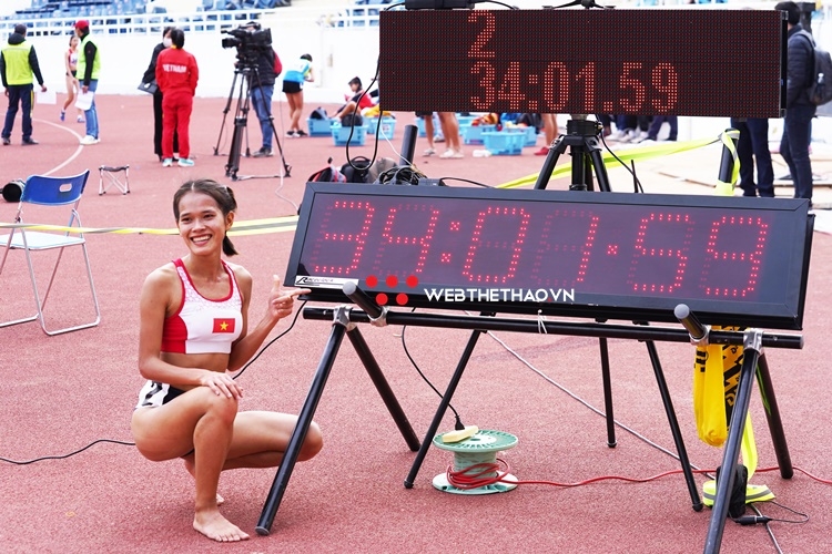 Hồng Lệ phá kỷ lục quốc gia ở cự ly 10.000m (Ảnh: Xuân Hoàng/Webthethao).