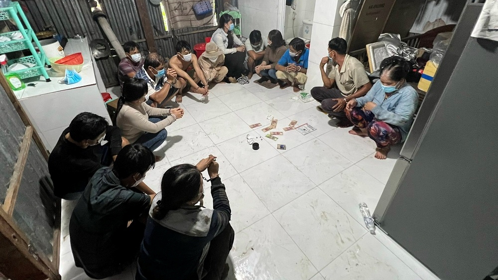 Nhóm người chơi lắc tài xỉu ăn tiền bị bắt quả tang tại hiện trường.