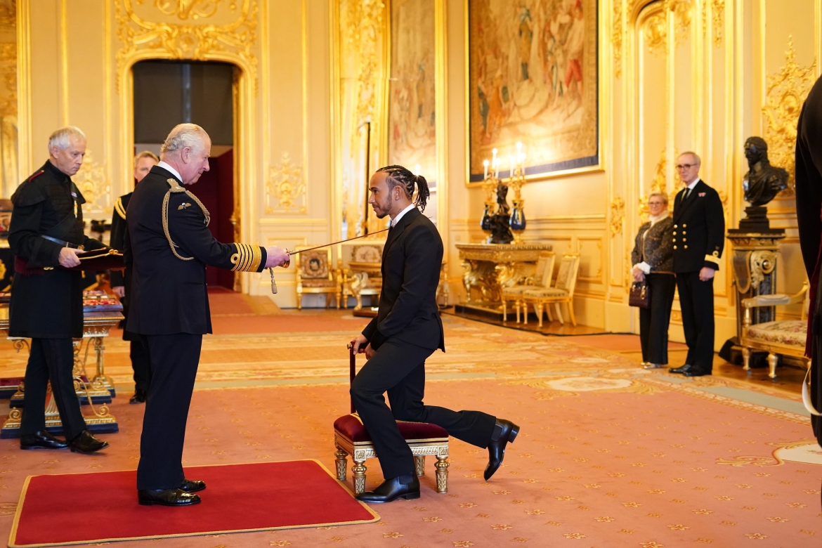 Lewis Hamilton được phong tước Hiệp sĩ. (Ảnh: The Royal)