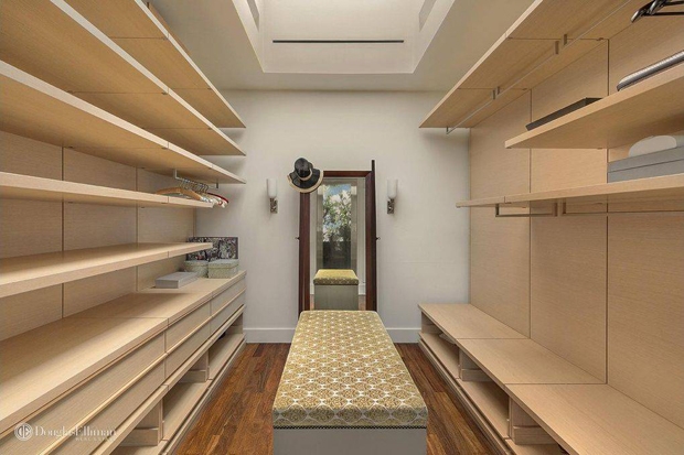 Tủ quần áo không cửa ngăn là nét đặc trưng trong các căn hộ áp mái ở Manhattan.
