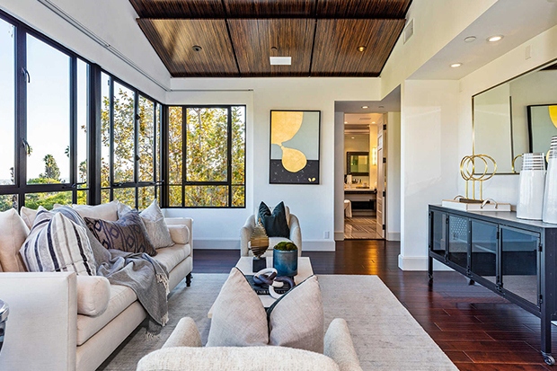 Phòng khách riêng trong phòng ngủ được trang bị ghế sofa thoải mái. Đây là nơi hoàn hảo để thư giãn sau một ngày dài điều hành các thương hiệu Fenty Beauty, SavagexFenty và Fenty của Rihanna.
