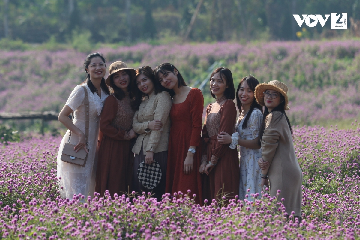Bùi Thị Ánh, 30 tuổi, nhà ở Hà Đông tranh thủ cuối tuần cùng đồng nghiệp đi chụp ảnh. Để có những bức ảnh lung linh, bắt nhiều góc đẹp, cô đặt hẳn thợ ảnh chuyên nghiệp. Trước khi đi, cô cùng bạn bè chủ ý lựa chọn trang phục tông nâu đất hoặc trắng, kết hợp phụ kiện nhẹ nhàng, thanh lịch.