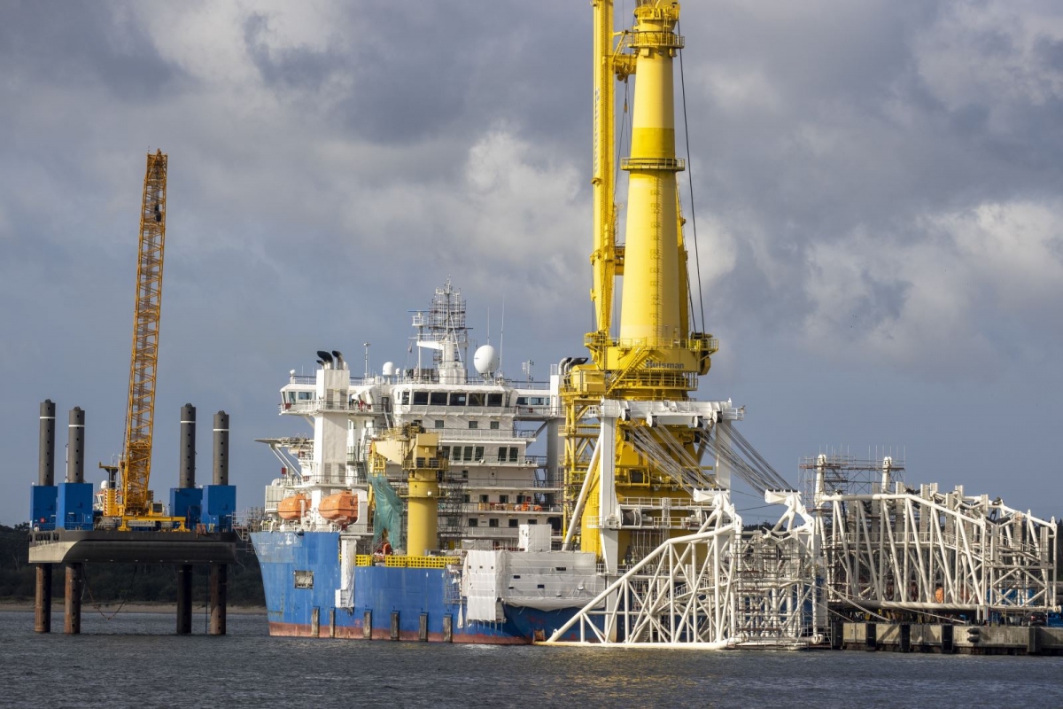 Tàu Akademik Cherskiy của Nga tham gia lắp đặt đường ống dẫn khí đốt của dự án "Dòng chảy phương Bắc 2" neo tại cảng Mukran, gần Sassnitz, Đông Bắc Đức. Ảnh: AFP