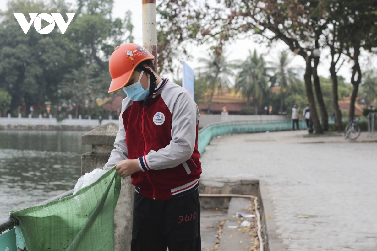 Các bạn nhỏ được bố mẹ đưa đi phóng sinh cũng có ý thức bảo vệ môi trường. 