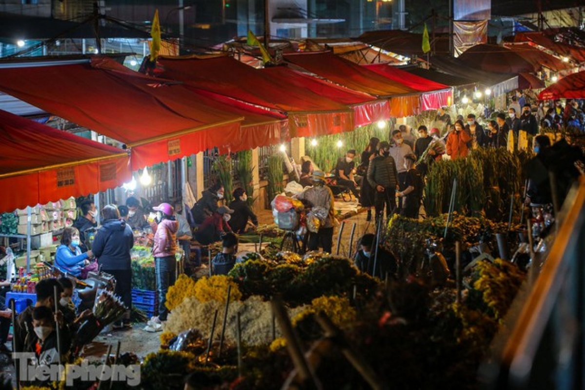 With the Lunar New Year just around the corner, a vibrant environment has descended on the famous Quang Ba flower market in Hanoi due to an increase in traders.