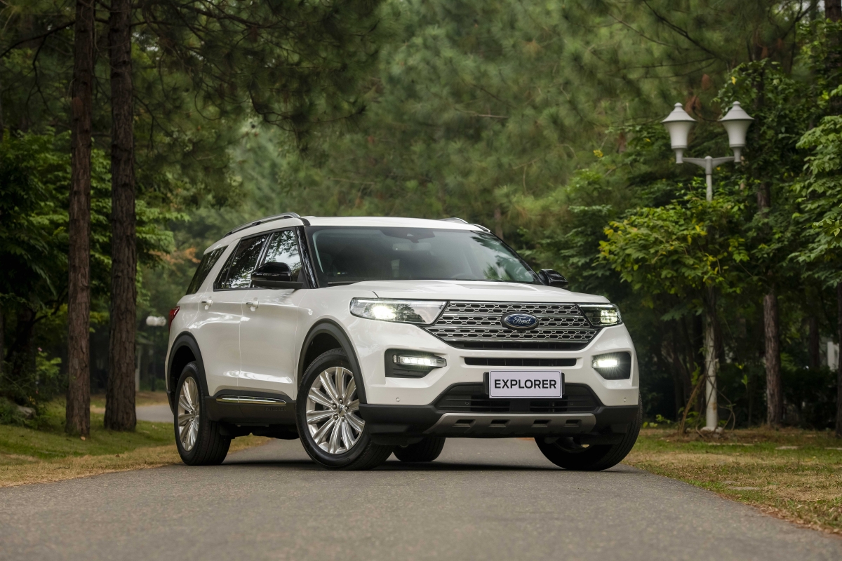 Phần đầu của Ford Explorer mới được sửa đổi tinh tế hơn.