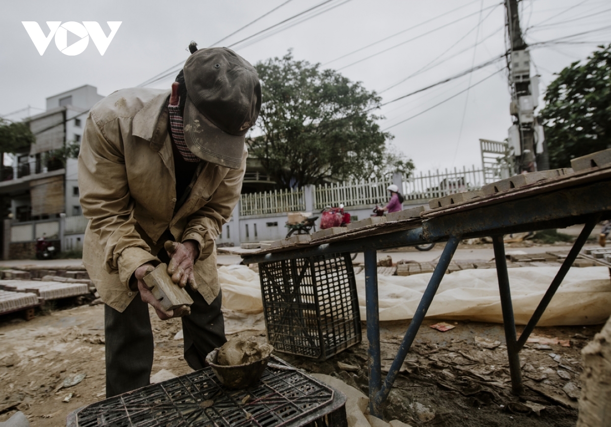 According to the tradition, Vietnamese people bid farewell to the Kitchen Gods on the 23rd day of the 12th lunar month of the year, thanking them for watching over their kitchen during the year.