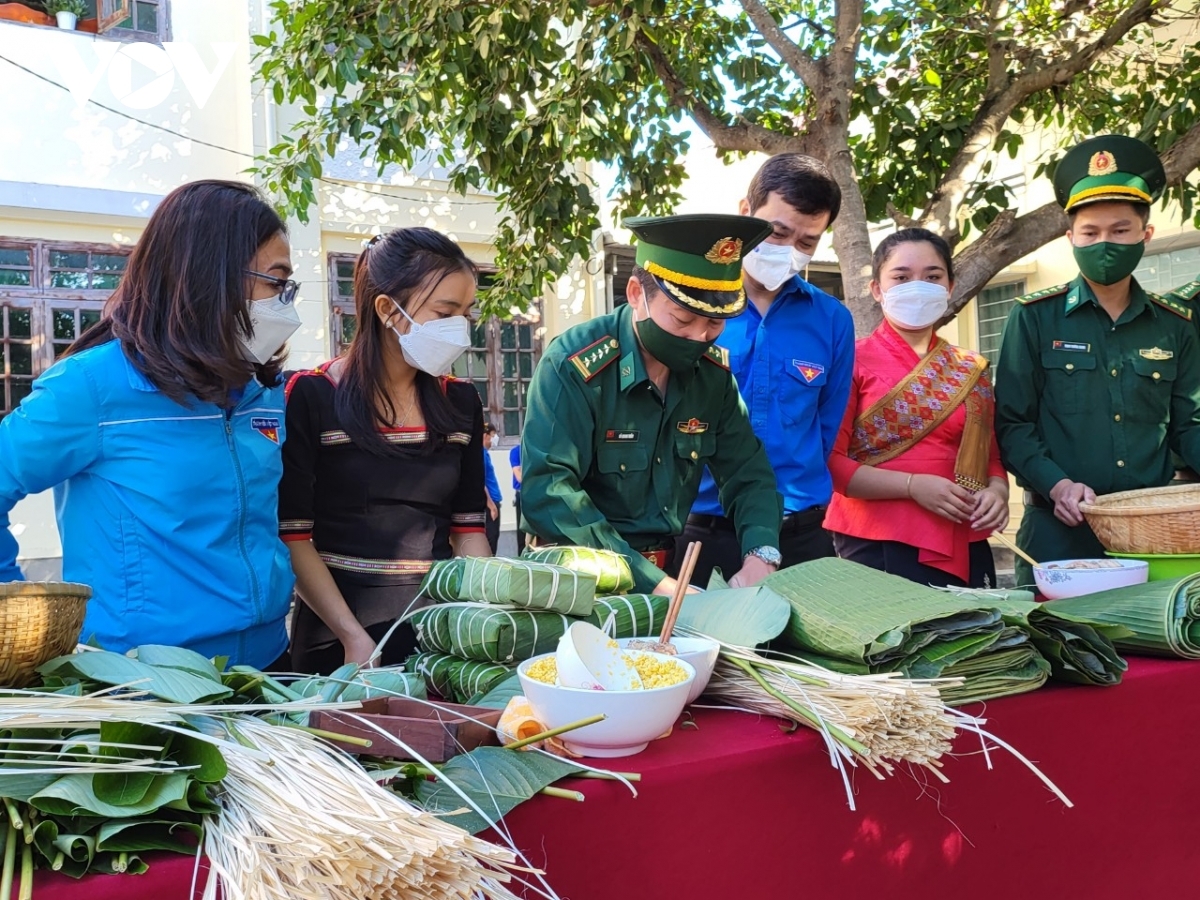 Lực lượng Bộ đội Biên phòng Đắk Lắk tổ chức ngày hội bánh chưng xanh năm 2022 ở xã biên giới Krông Na, huyện Buôn Đôn. 