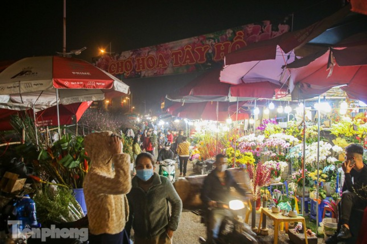 Situated just five km from the city centre, Quang Ba Flower Market is an ideal place in which local people can purchase flowers, especially for special occasions such as the Lunar New Year holiday.