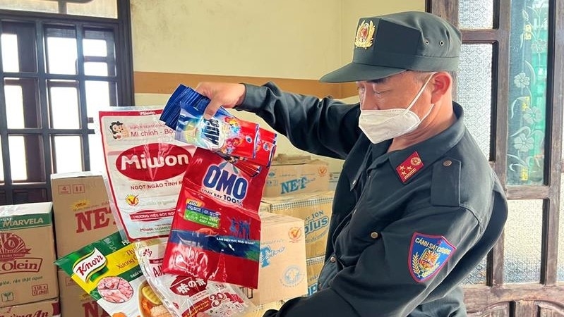 Số bao bì giả các thương hiệu trên thị trường thu giữ tại nhà bà Hoa ở xã Phú Cường, huyện Định Quán (Ảnh: Công an tỉnh Đồng Nai)