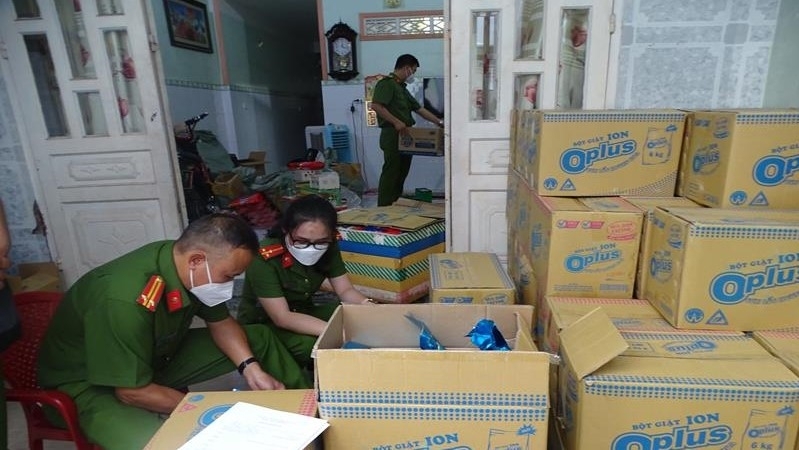 Lực lượng công an đang kiểm đếm số hàng hóa thu giữ của Phạm Thị Nụ ở phường Tam Phước, TP.Biên Hoà (Ảnh: Công an tỉnh Đồng Nai)