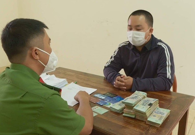 Phạm Vũ Quang Trường cùng tang vật tại cơ quan công an. 