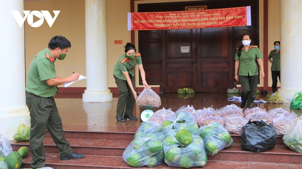 Công an tỉnh Sóc Trăng đã phát động chương trình “Hỗ trợ tiêu thụ nông sản cho bà con nông dân trên địa bàn, chung tay đẩy lùi dịch bệnh Covid-19”.