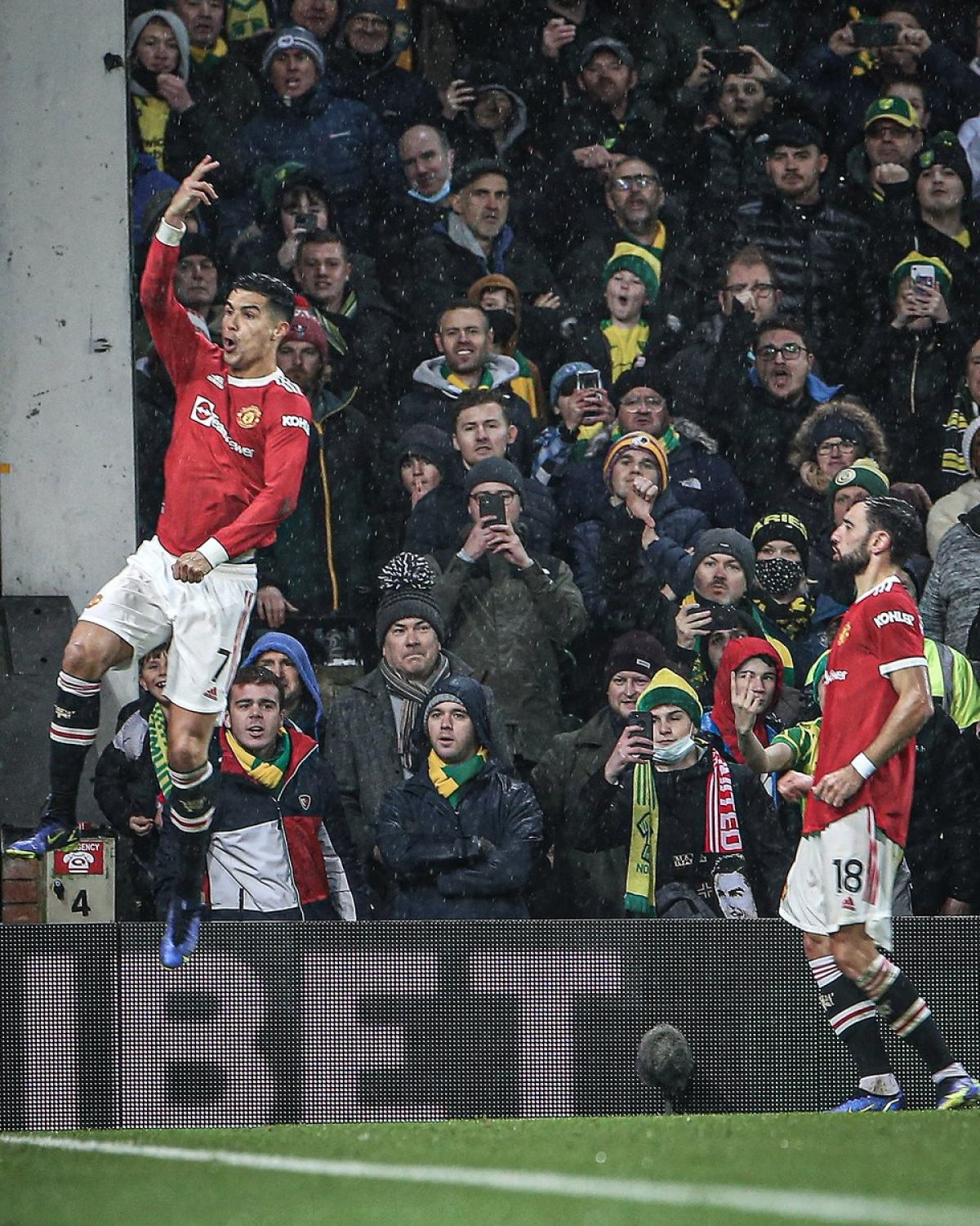 CĐV Norwich hào hứng quay lại cảnh Cristiano Ronaldo ăn mừng. (Ảnh: ESPN)