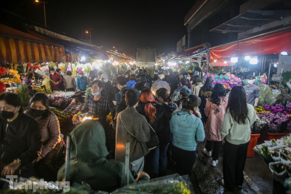 The market is not only the largest flower market in Hanoi, but is also the largest site of its kind throughout the entire north.