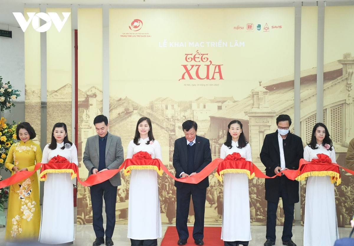 Deputy Minister of Home Affairs Nguyen Duy Thang joins with Dang Thanh Tung, director of the State Records Management and Archives Department, and other delegates to cut the ribbon to kick off the event.