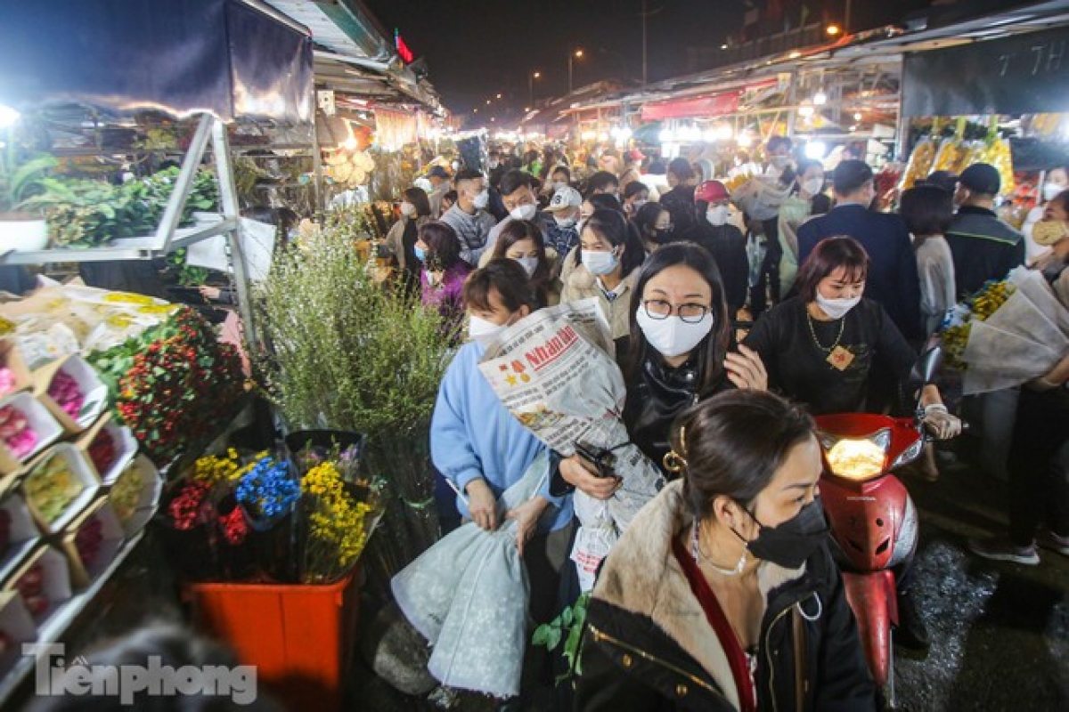 Each day typically sees the market bustling with trade between 2 a.m. and 4 a.m.