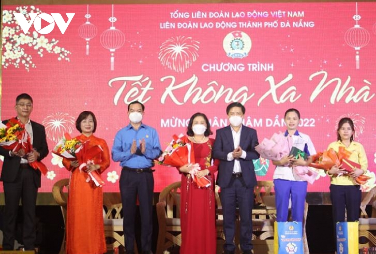 TP. Đà Nẵng tổ chức chương trình "Tết không xa nhà" và trao quà tặng lao động nghèo không có điều kiện về quê đón Tết.