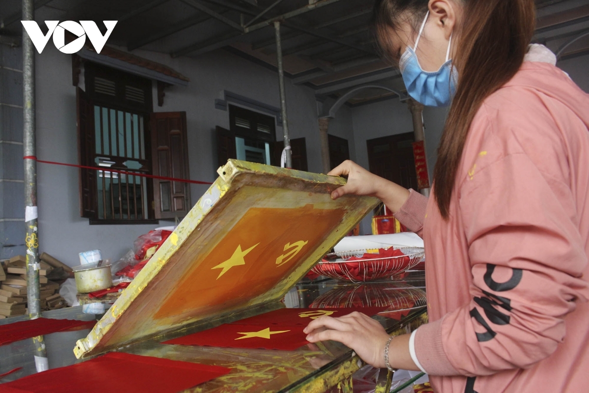 Local people living in the village have always taken great pride in their craftsmanship of sewing the national flag, with the craft passed down from generation to generation.