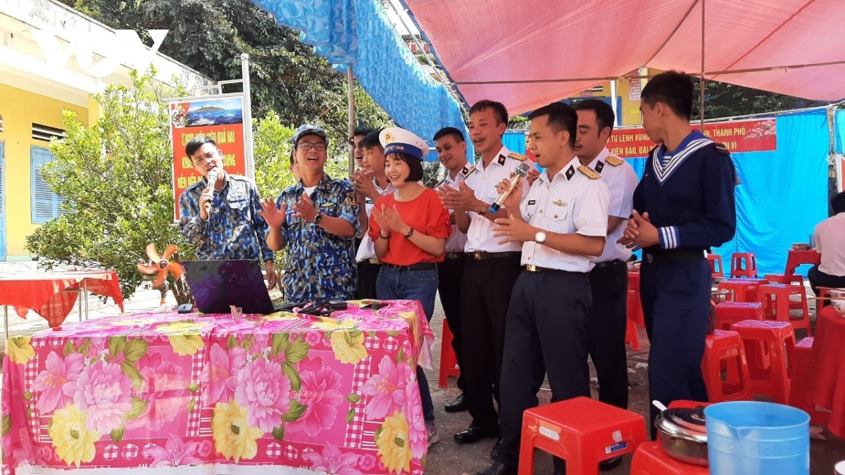 Chương trình giao lưu văn nghệ tại đảo Hòn Chuối, tỉnh Cà Mau.