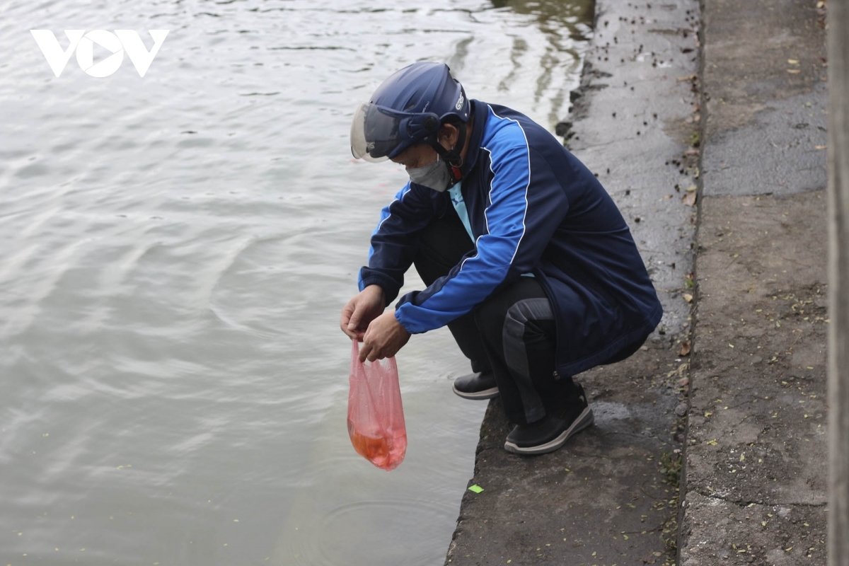 Ông Nguyễn Danh Sao (đường Tôn Đức Thắng, phường Hàng Bột, Đống Đa) chia sẻ: “Dù dịch bệnh vẫn diễn biến phức tạp nhưng vào những ngày này gia đình tôi cố vẫn cố gắng thực hiện đầy đủ lễ tiễn ông Táo về trời”.