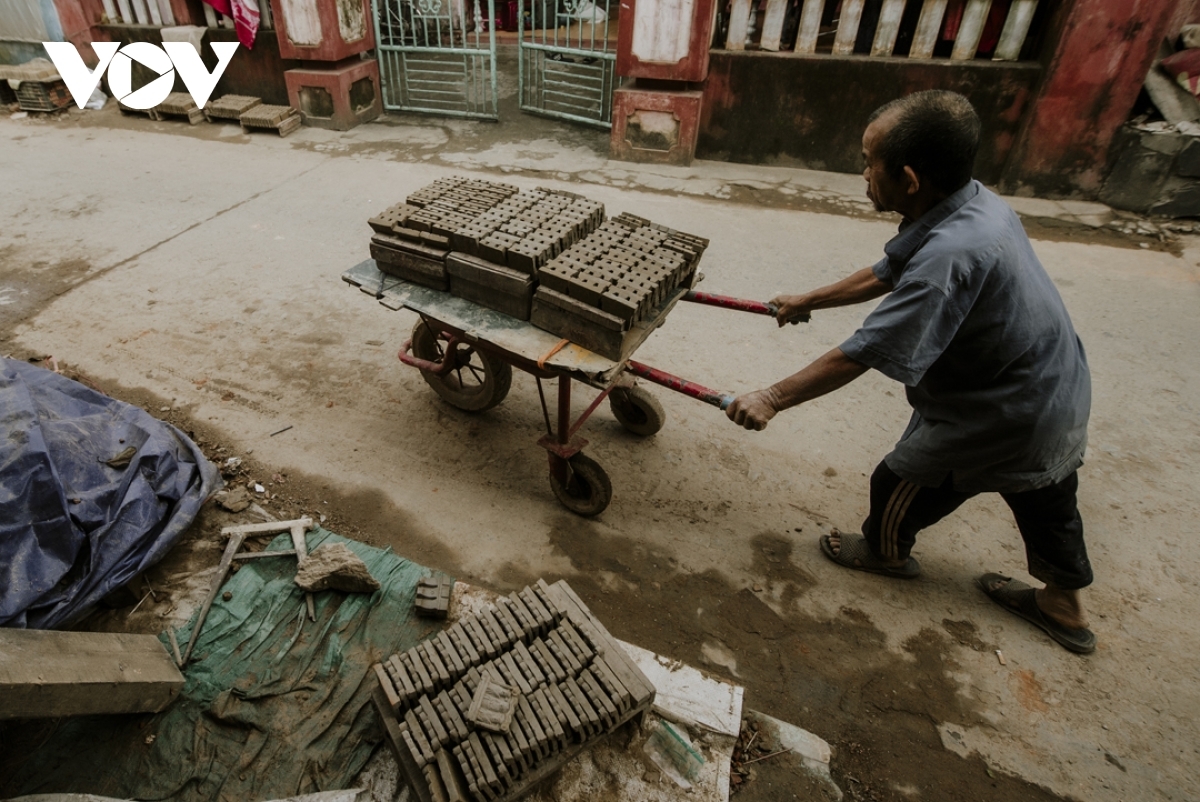 The Kitchen Gods statues are made of clay first packed into a wooden mould and then dried under the sun.