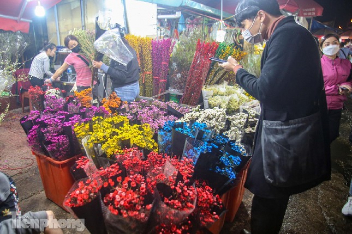 Plenty of retail traders head to the market in order to find products to purchase ahead of Tet.