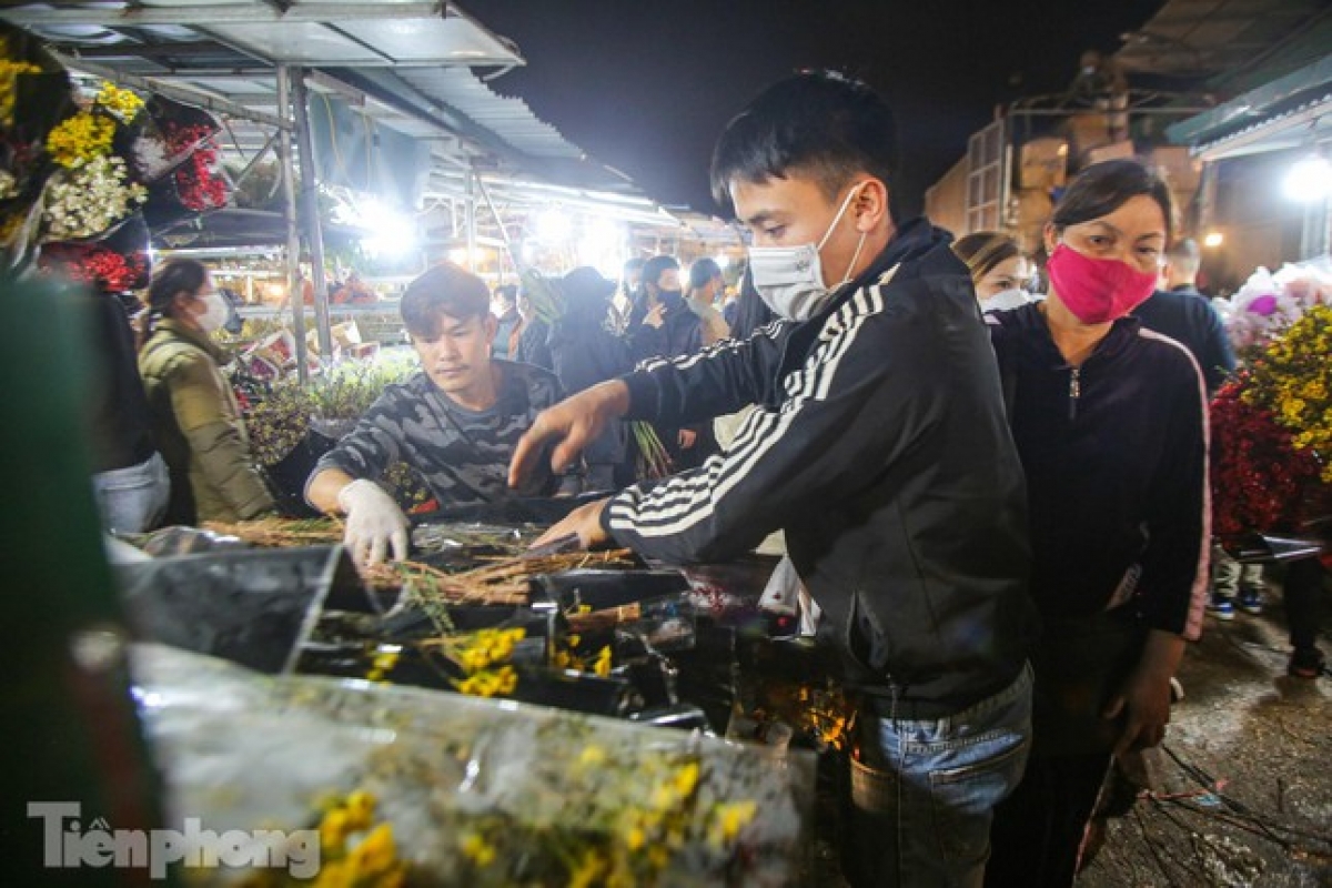 An array of colourful and fragrant flowers on sale at the market can be used as Tet decorations.