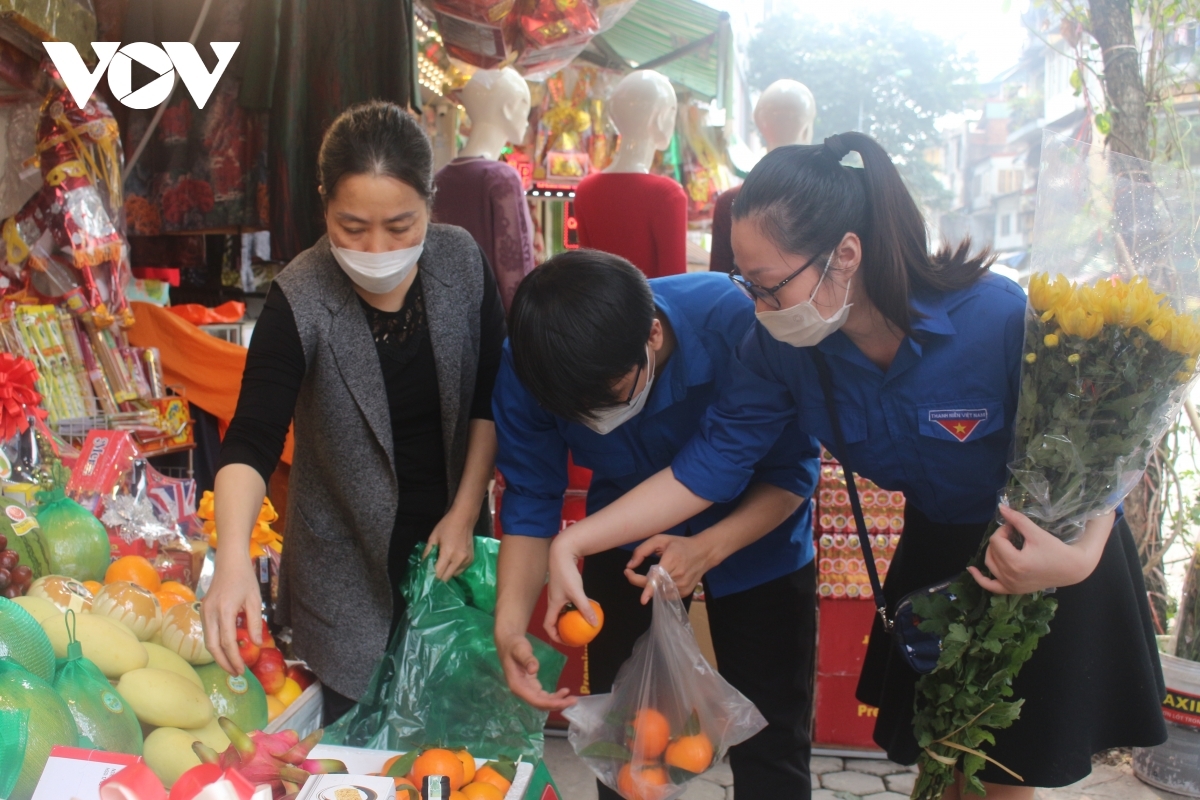 Ngoài việc tặng quà vào dịp Tết, phường Trúc Bạch còn hỗ trợ các gia đình là F0 mua sắm vật dụng, lương thực thực phẩm. 