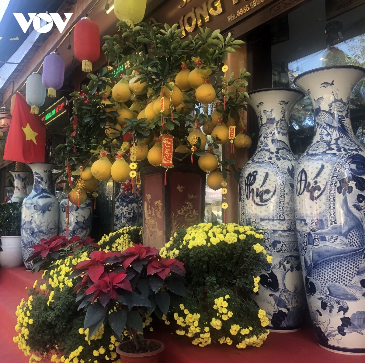 Xuan Quan is situated near to the traditional pottery village of Bat Trang. Therefore, after buying flowers and ornamental plants, customers enjoy going to the famous pottery village to purchase vases and flower pots.