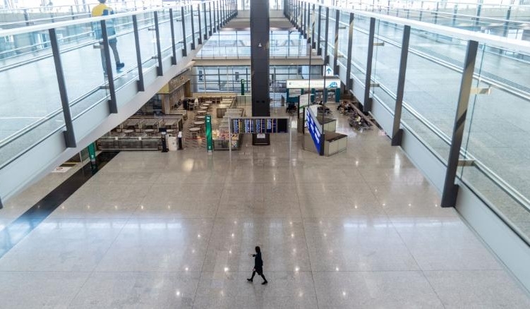 Sảnh đến của sân bay Hong Kong trống vắng vào cuối năm 2021. Ảnh: Bloomberg.