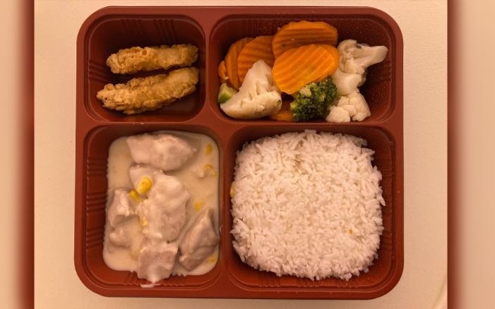 Suất ăn của một bệnh nhân Covid-19 cách ly trong bệnh viện ở Hong Kong. Ảnh: Darryl Chan.