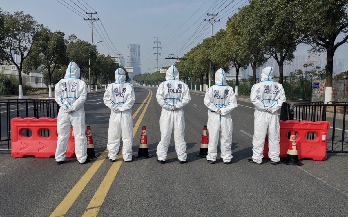 Cảnh sát Trung Quốc gác một con phố bị phong tỏa ở thành phố Thiệu Hưng, tỉnh Chiết Giang. Ảnh: Weibo.