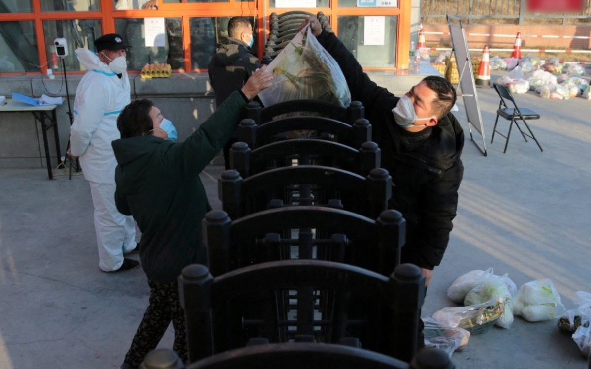 Tiếp tế lương thực tại khu vực phong tỏa do Covid-19 ở Trung Quốc. Ảnh: Reuters.