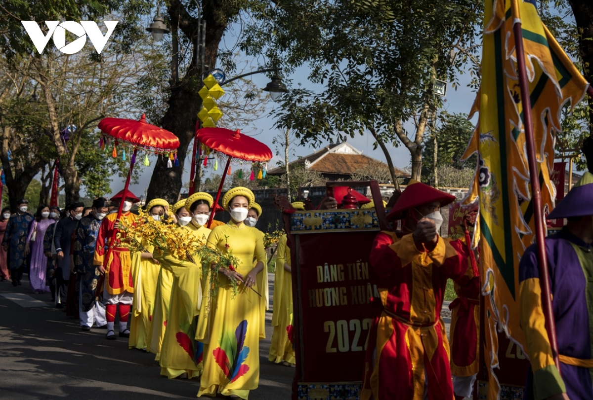 The procession follows the route from Le Huan street before moving to August 23rd street, Ngo Mon, and finally to The Mieu temple.