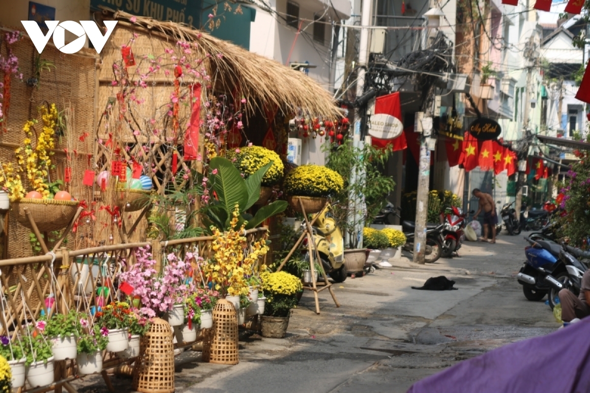 In addition to main streets, small alleys are also thoroughly decorated with various kinds of flowers.