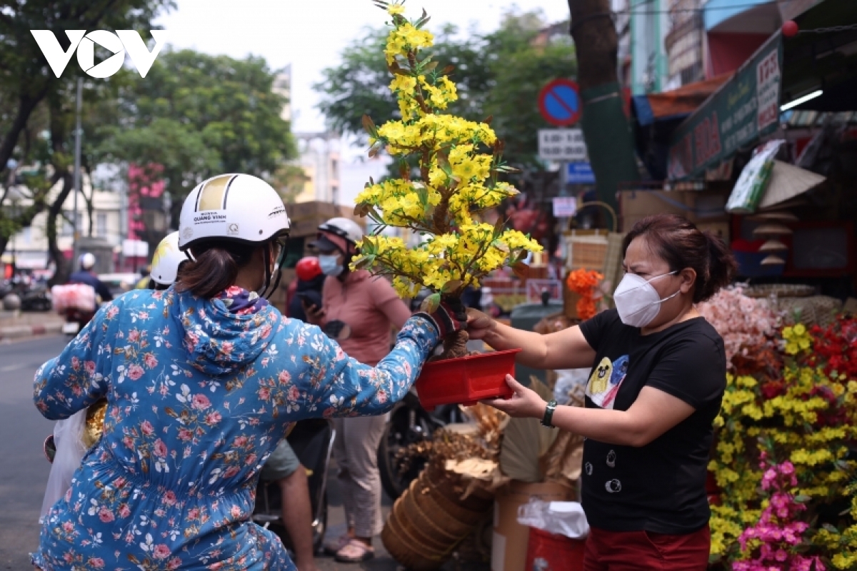 Street vendors are busy with selling their products on the last few days of the lunar year.