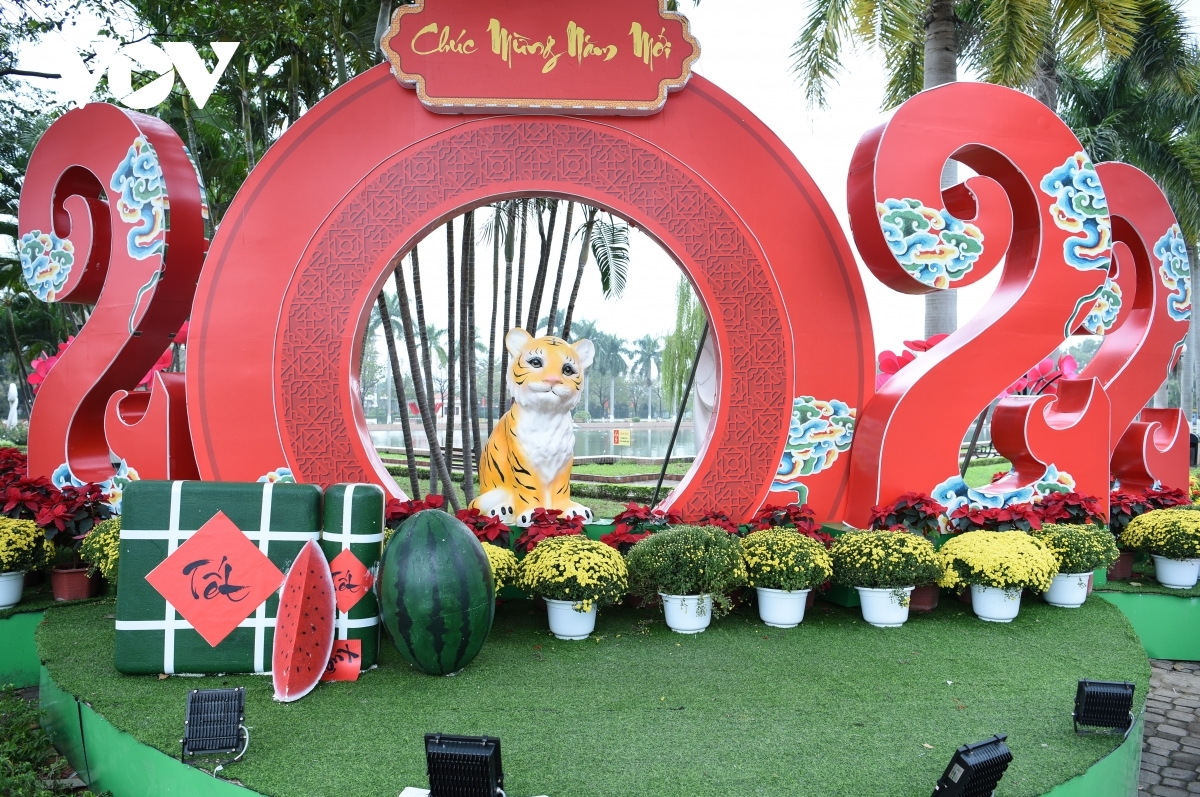 As the Lunar New Year approaches, tiger figurines have begun popping up in public places across Bac Ninh province, adding to the liveliness of spring in the northern locality.