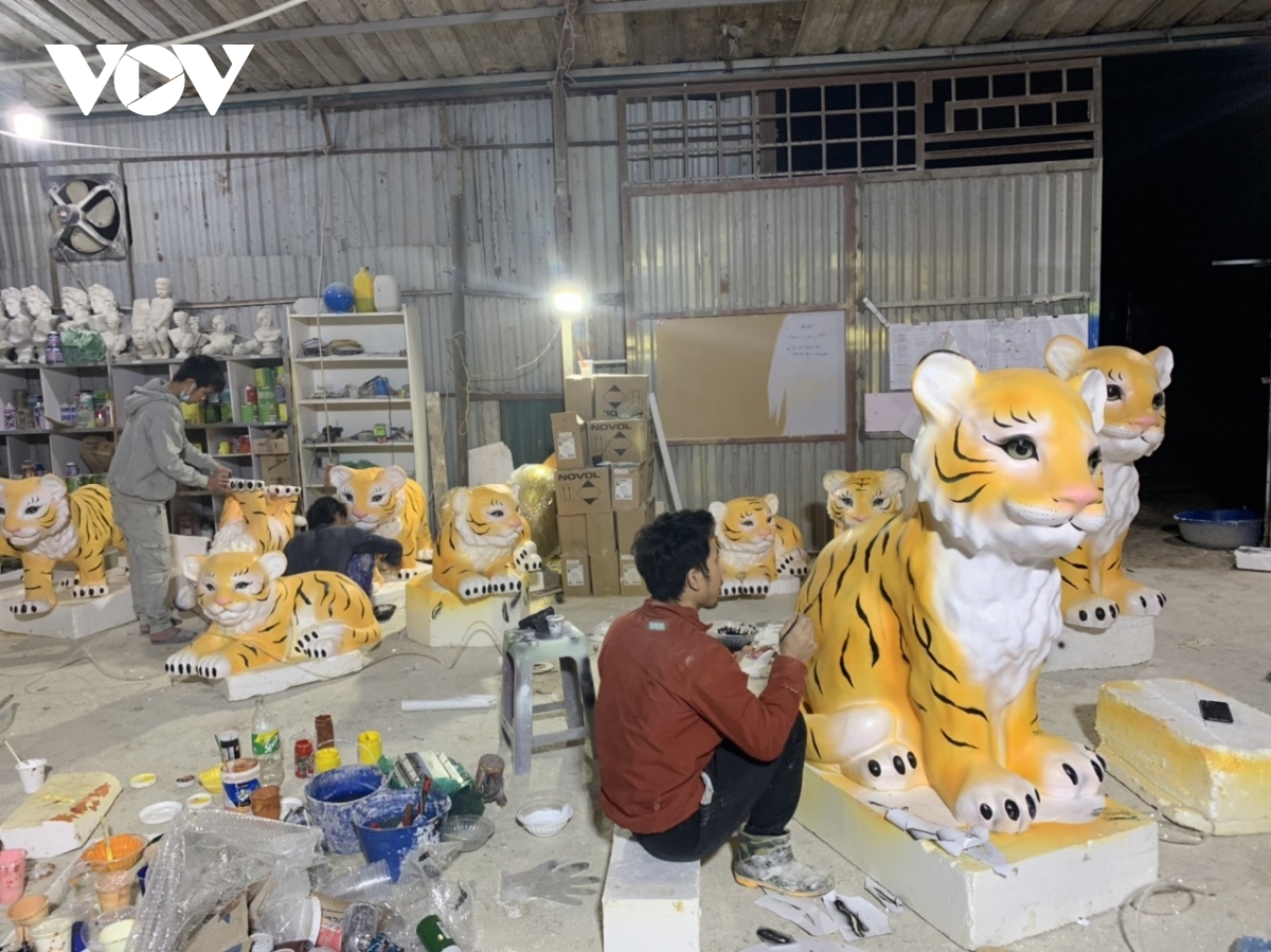 Artisans receive plenty of orders for tiger figurines ahead of the Lunar New Year.