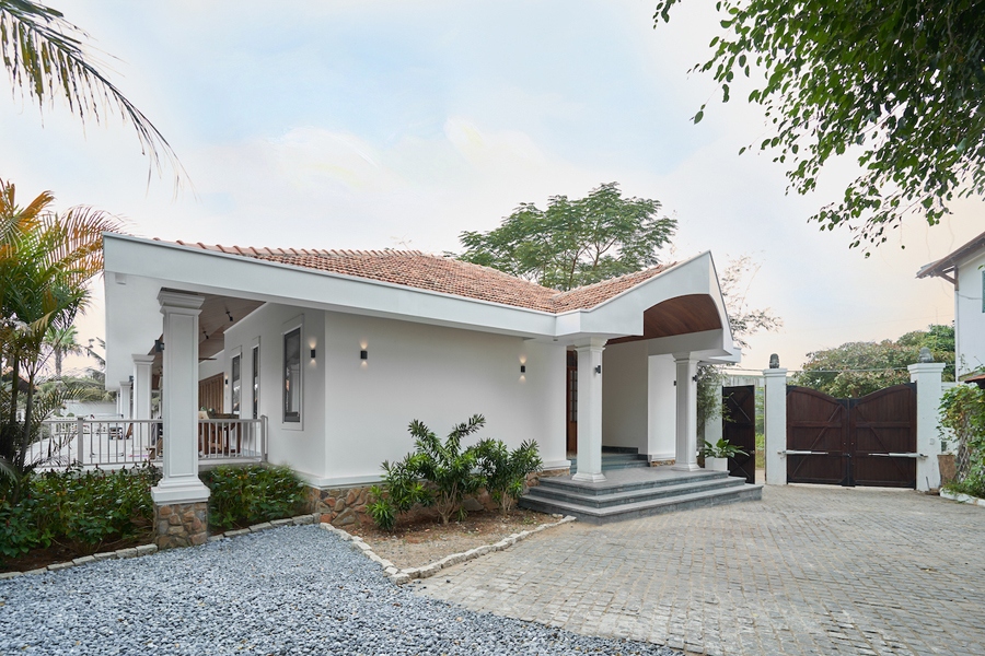 Công trình nằm ở khu dân cư ven sông Sài Gòn, thuộc phường Long Phước, quận 9, thành phố Hồ Chí Minh. Công trình có diện tích xây dựng 690m2, quy mô 1 tầng trên diện tích đất rộng 1.250m2. Mục đích của gia chủ và kiến trúc sư là kiến tạo không gian sống tiện nghi, gần gũi thiên nhiên.