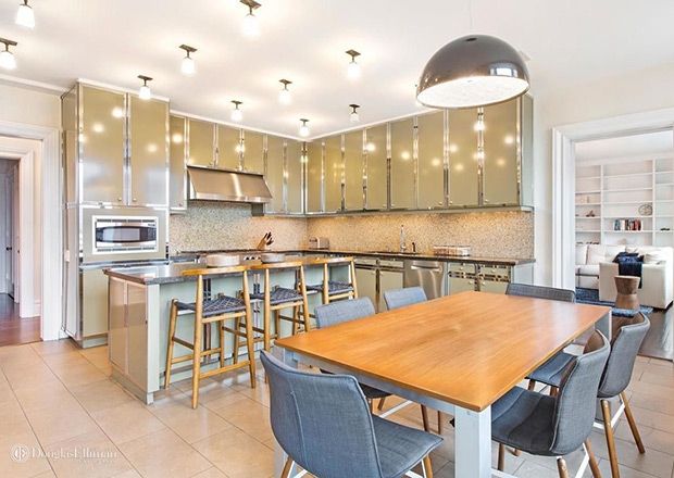 Nhà bếp được trang bị đầy đủ tiện nghi với quầy bar lát đá granite