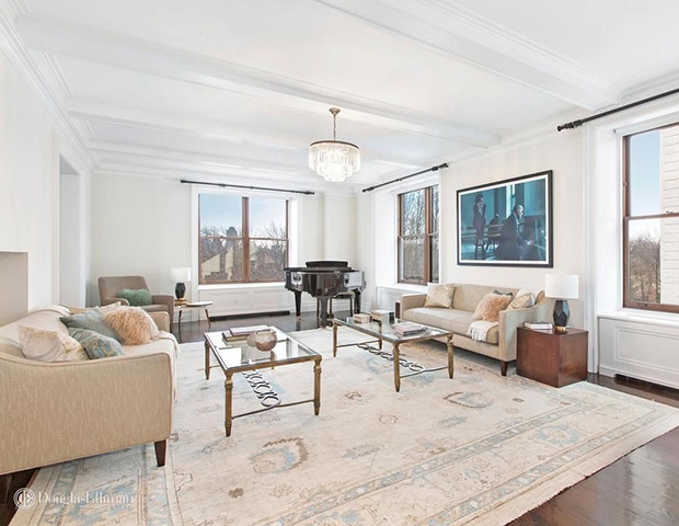 Căn hộ có tầm nhìn ra tuyệt đẹp ra thành phố Manhattan. Phòng khách thiết kế cửa sổ lớn để đón ánh sáng tự nhiên vào không gian ngôi nhà.